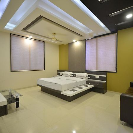 Hotel Radhe Krishna Solapur Esterno foto