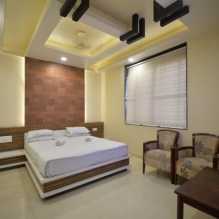 Hotel Radhe Krishna Solapur Esterno foto