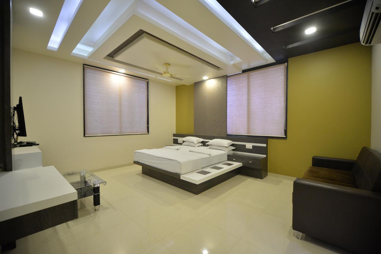 Hotel Radhe Krishna Solapur Esterno foto