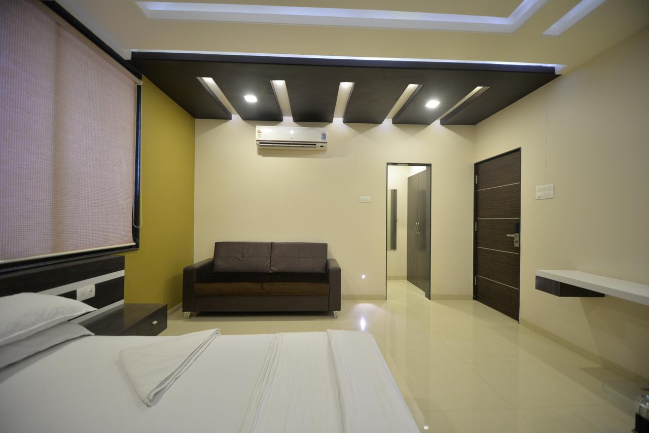 Hotel Radhe Krishna Solapur Esterno foto