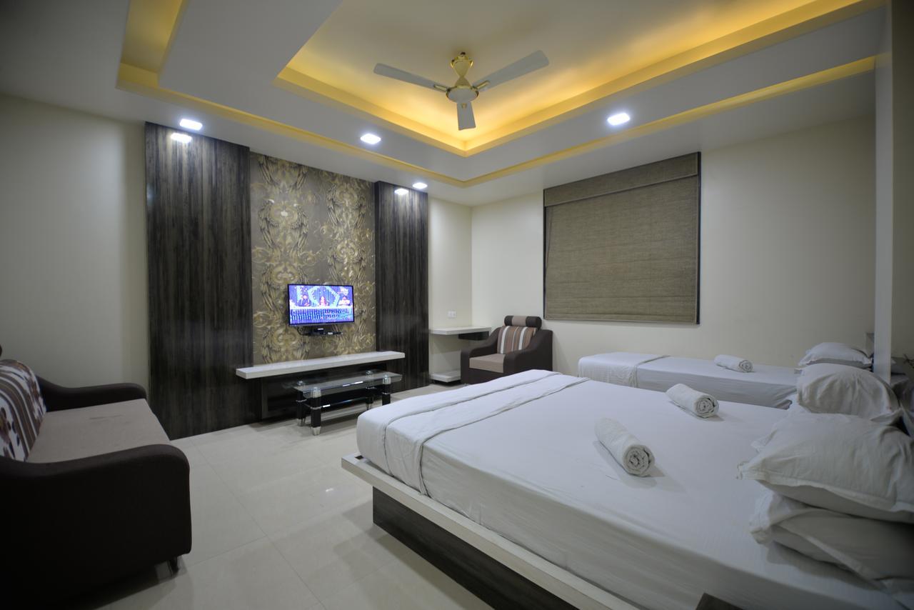 Hotel Radhe Krishna Solapur Esterno foto