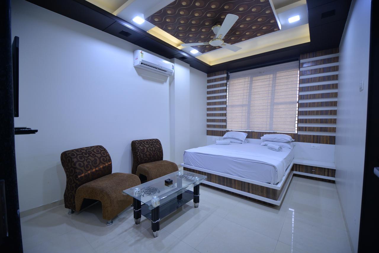 Hotel Radhe Krishna Solapur Esterno foto