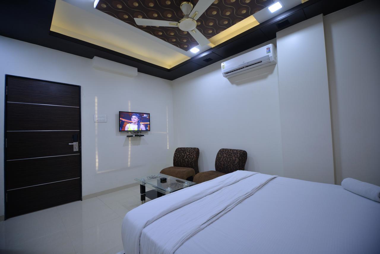 Hotel Radhe Krishna Solapur Esterno foto