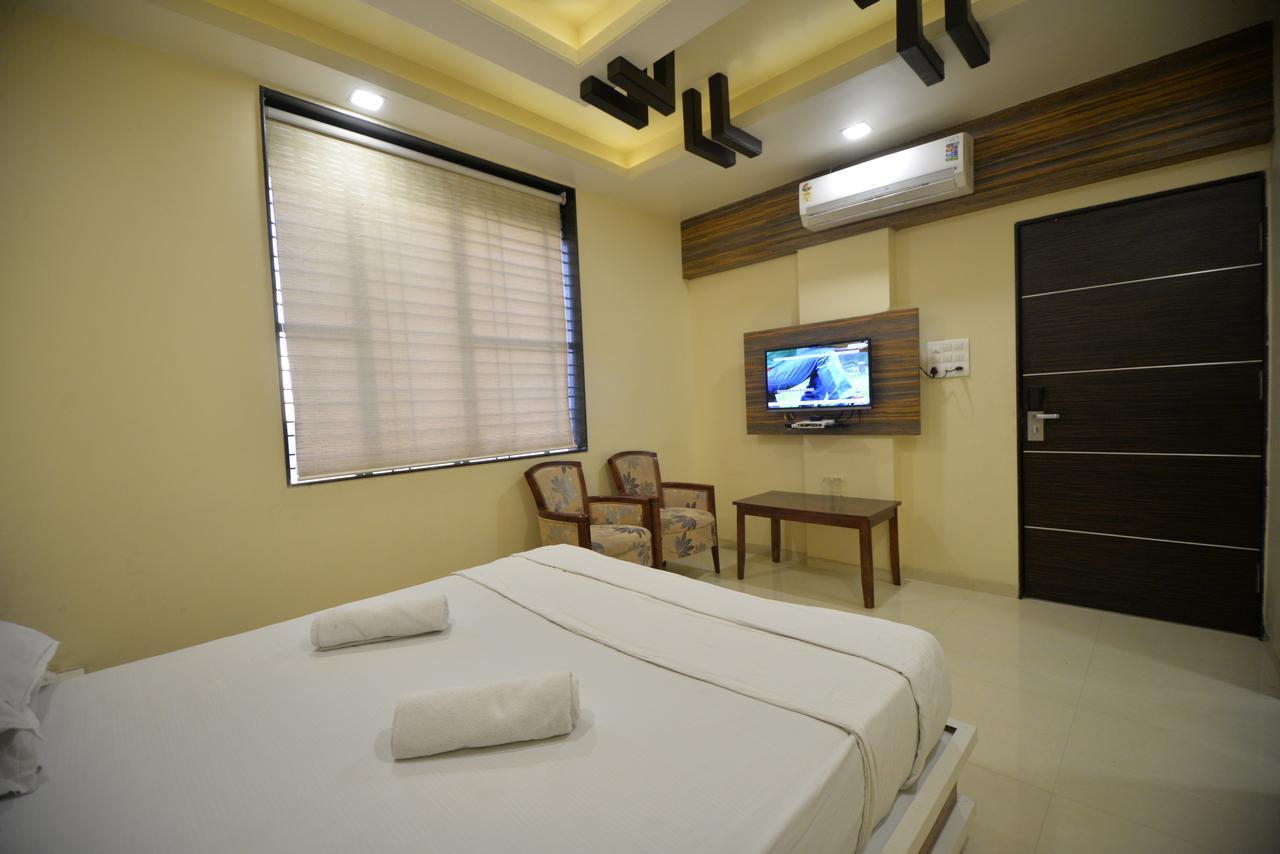 Hotel Radhe Krishna Solapur Esterno foto
