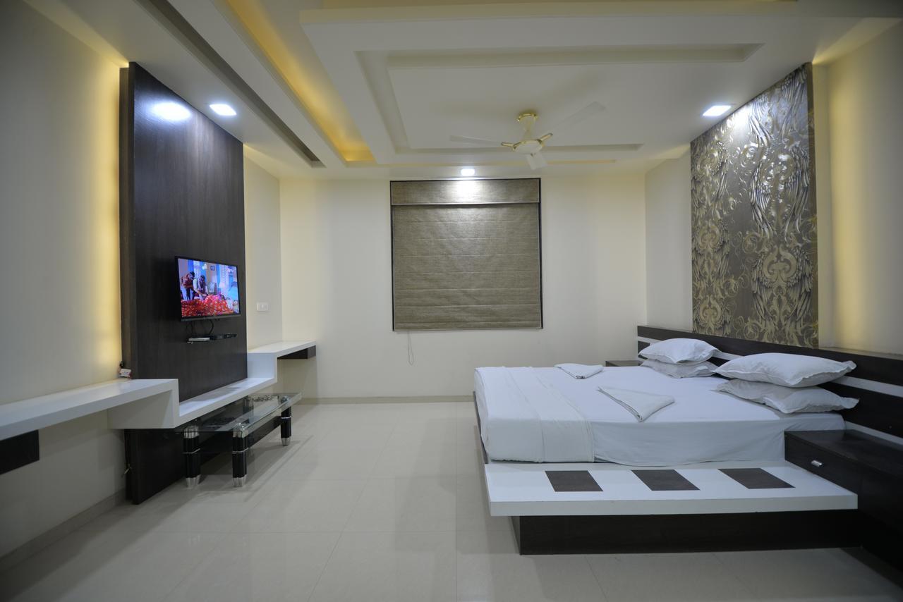 Hotel Radhe Krishna Solapur Esterno foto