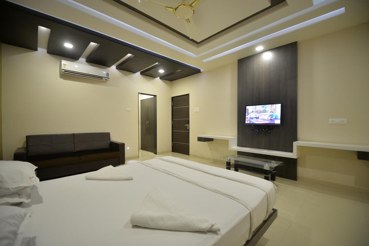 Hotel Radhe Krishna Solapur Esterno foto