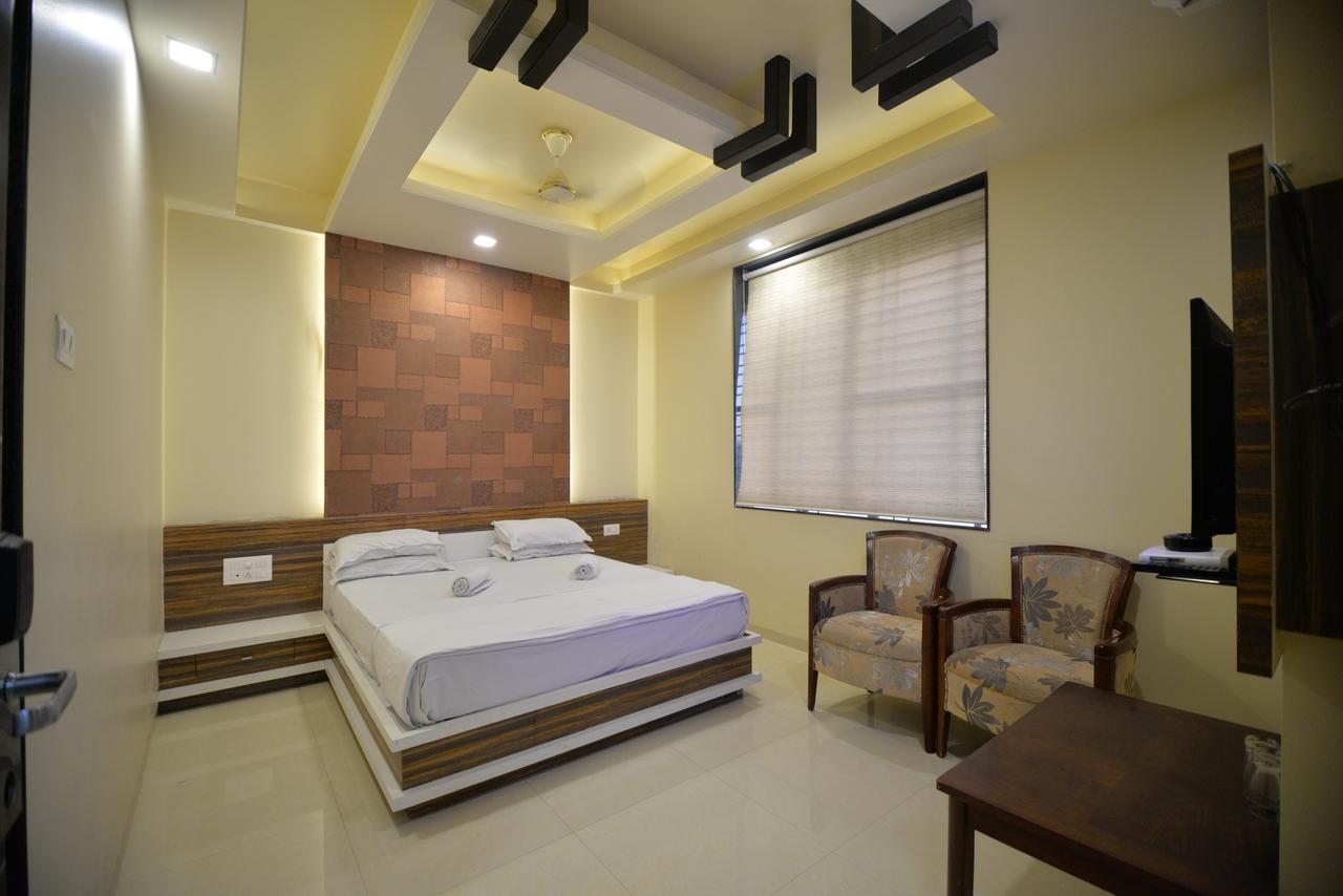 Hotel Radhe Krishna Solapur Esterno foto