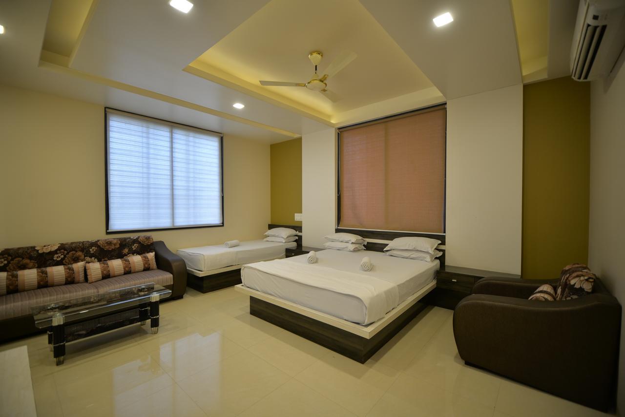 Hotel Radhe Krishna Solapur Esterno foto